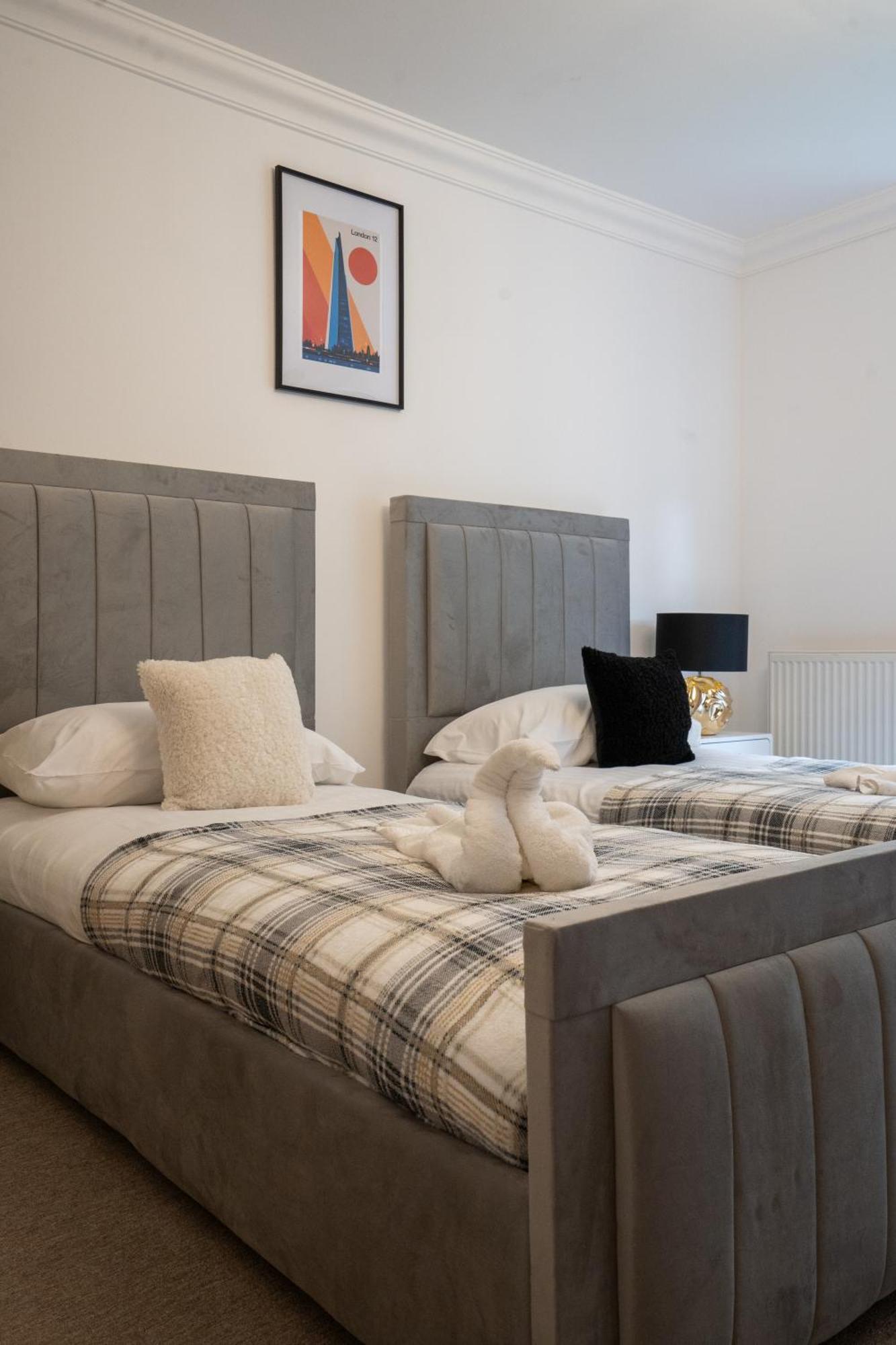 Emirates House, Luxe 5 Bed, With King Sized Beds, Next To Aiport & Nec, Jlr 5 Mins Villa Marston Green Exteriör bild